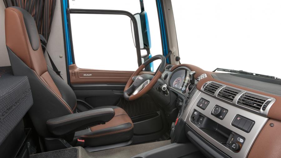 Интерьер DAF CF 410 4x2 FT Space Cab 2017 года  (фото 6 из 6)